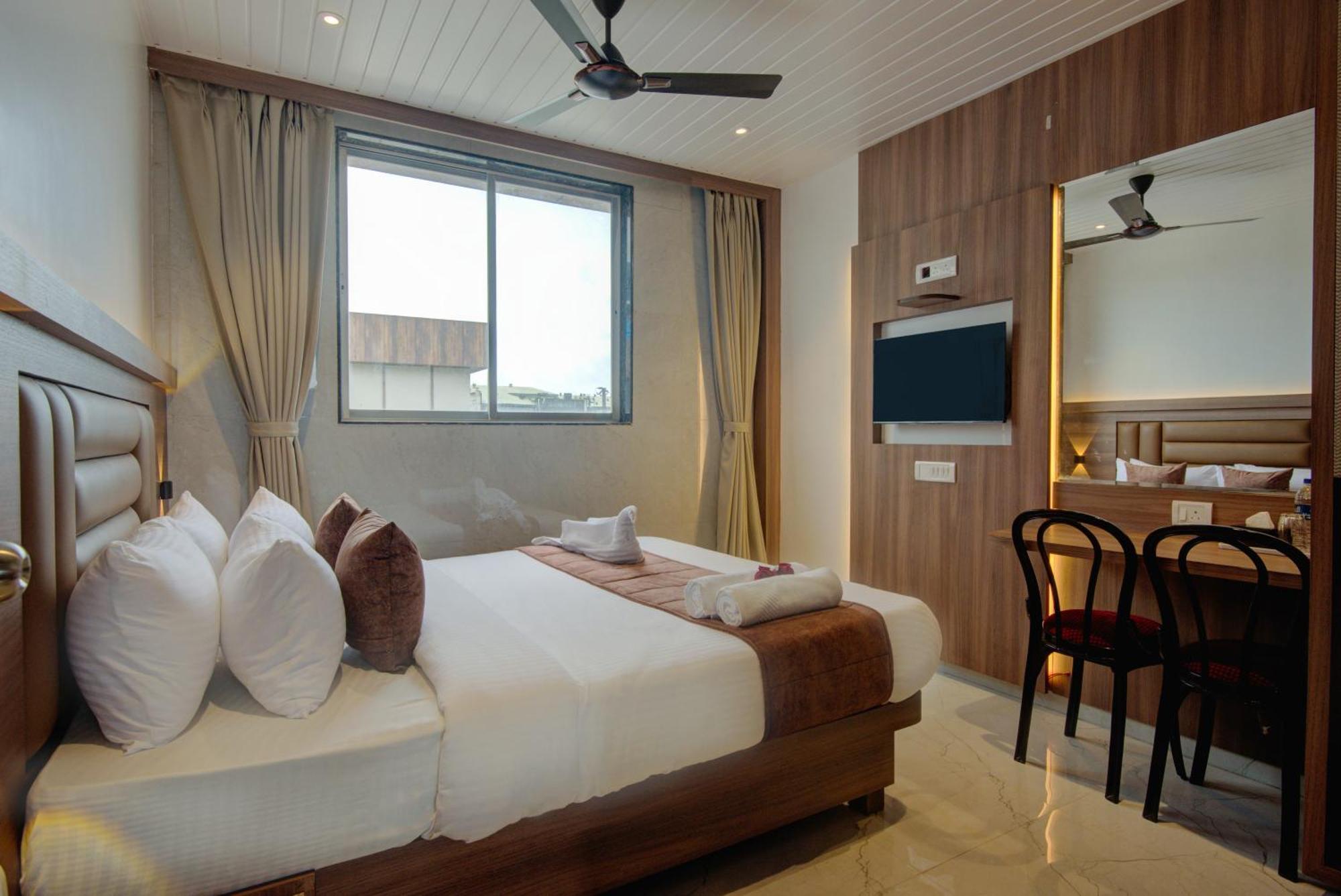 Hotel Galaxy Inn Navi Mumbai Bagian luar foto