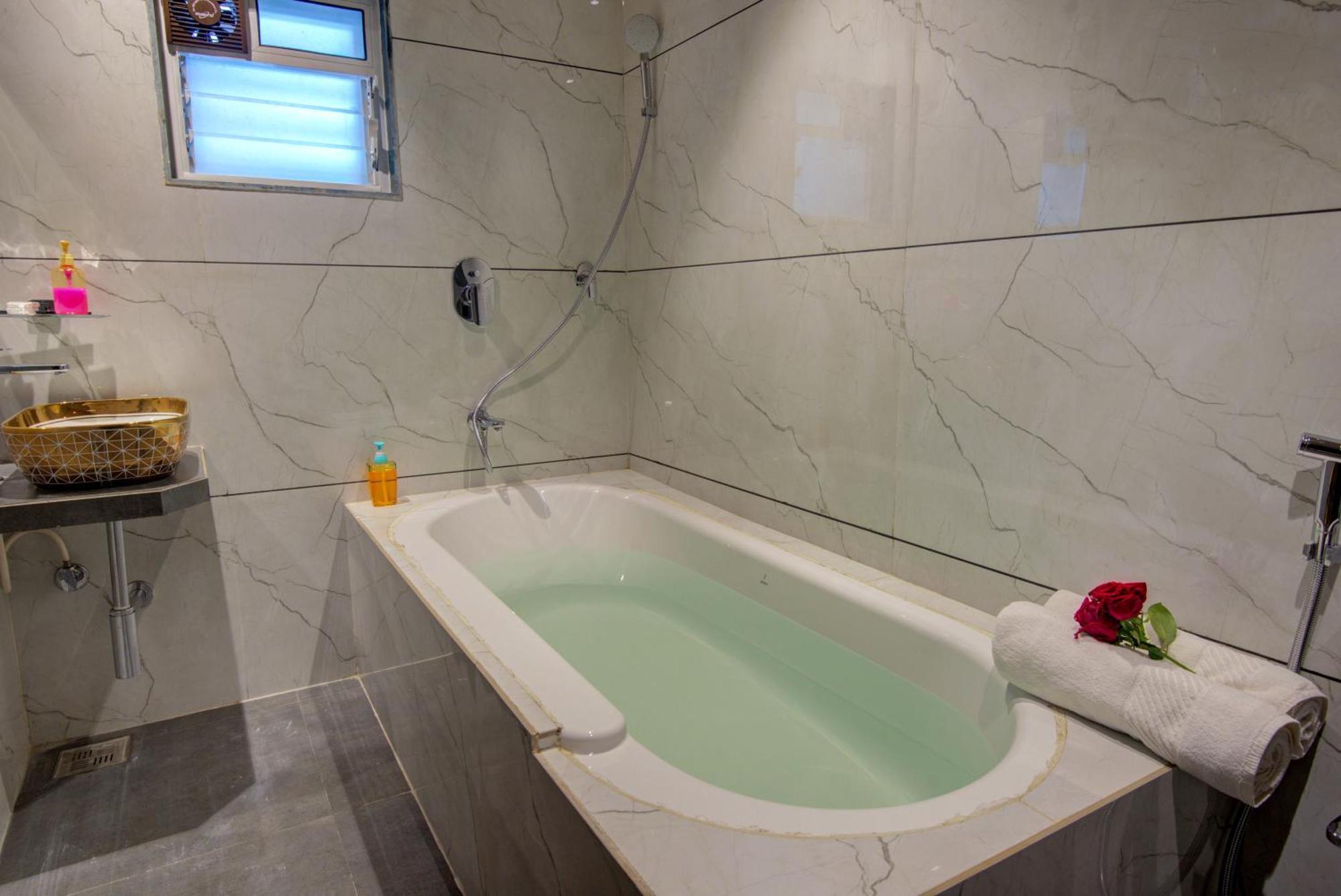 Hotel Galaxy Inn Navi Mumbai Bagian luar foto