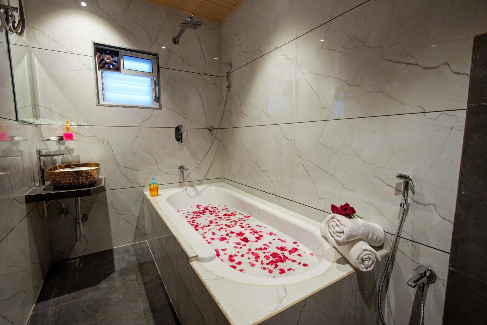 Hotel Galaxy Inn Navi Mumbai Bagian luar foto